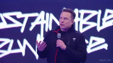 Акционеры Tesla одобрили сделку: Маск может стать первым в мире триллионером (видео)