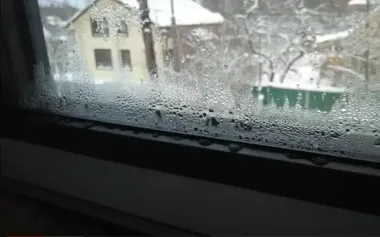 Как избавиться от конденсата на окнах: эксперты раскрыли простые лайфхаки