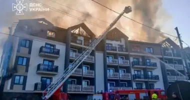 В Буковеле горит гостиница, эвакуировали около 100 человек
