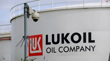 Зеленский пообещал помешать России продавать нефть Венгрии