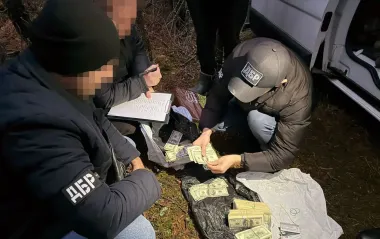 Украл кучу долларов и прятался в лесу: задержанному копу из Киева объявили подозрение (фото)