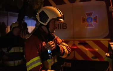 Падіння уламків дрону у дворі будинку, горять авто: наслідки ворожої атаки по Києву