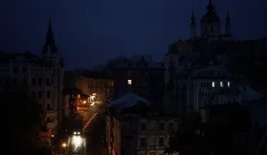 Блэкаут в Киеве: как выглядит столица после обстрелов РФ (видео)