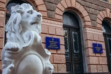 Фахівець Чернівецької ОДА Андрій Гуцул катається на авто за мільйон при річному доході 300 тисяч гривень