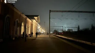 Через знеструмлення на Полтавщині потяги затримуються до 9 годин – пасажири йшли по коліях пішки