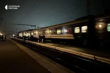 Через обстріл на Полтавщині поїзди затримуються до 9 годин: люди змушені самостійно йти по коліях
