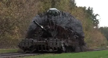 Захватчики жалуются, что из-за «защиты от дронов» их танки не способны двигаться (фото)