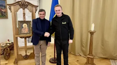 Итальянский политик, раскритиковавший россиянку Захарову, набил себе татуировку с гербом Украины (фото)