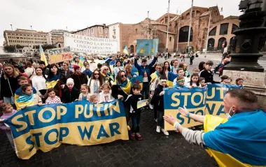 Герб України на зап’ясті: сенатор Італії ефектно показав солідарність із Києвом