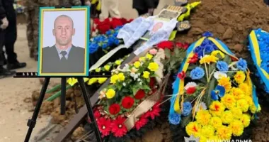 В Донецкой области простились с полицейским Виталием Олейниковым, который погиб от удара дрона