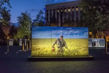 У криворізькій гімназії невідомі познущалися з портретів захисників: деталі