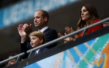 Кейт Миддлтон вышла в свет с принцем Джорджем: как выглядела семья на Фестивале памяти (фото)