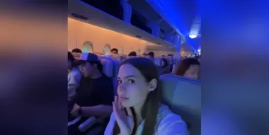 Безлимитные напитки и подушка: украинка показала, что дают в экономклассе одной из крупнейших авиакомпаний (видео)