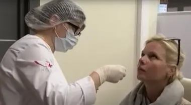 Можно потерять голос: как протекает новый штамм COVID-19 и для кого он особенно опасен