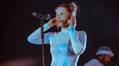 Концерт российской "иноагентки" Елизаветы "Монеточки" в Риге пришлось остановить: артистка начала задыхаться на сцене