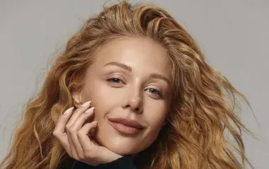 Тепло и в тренде: Тина Кароль показала, как стилизовать обычную куртку и поразить всех