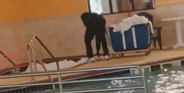 Постояльцы отеля шокированы "отвратительным" поведением работника с простынями (видео)