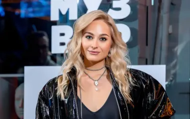 Лакированная кожа, мини и массивные украшения: Цимбалару показала эффектный вечерний образ