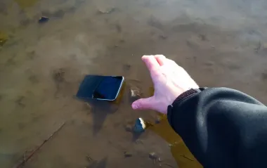 Этот смартфон на несколько дней оказался в грязи из-за наводнения: вот, что с ним стало