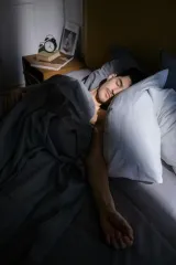 Чи справді ми ковтаємо вночі павуків: вчені розкрили правду про сон