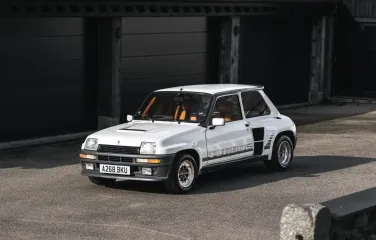 Миниатюрный 40-летний хэтчбек Renault ушел с молотка по цене Mercedes S-Class (фото)