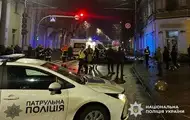 В центре Житомира Mercedes врезался в дом: есть погибшие