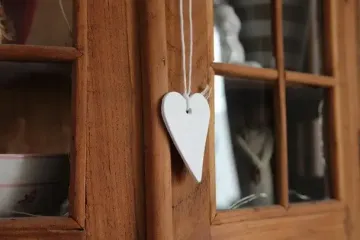 Женщина во время ремонта старого дома открыла секретный шкаф прошлого века: что она там нашла (фото)