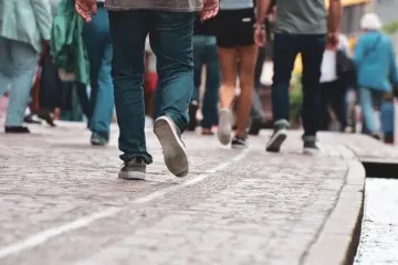 Чоловіка звільнили, бо пройшов 16 тисяч кроків на лікарняному: подробиці інциденту