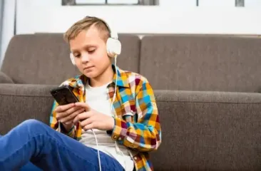 Детям запретят Facebook, Instagram, YouTube, TikTok: только после совершеннолетия