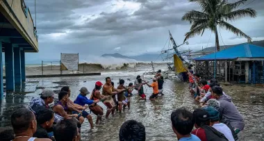 Супертайфун "Фунг-Вонг" налетел на Филиппины и движется к Тайваню: миллион человек остались без крова (видео)