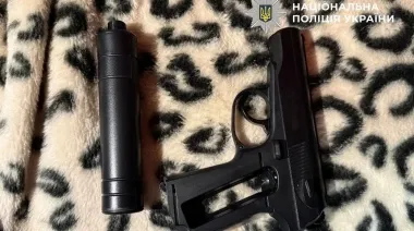 У 24-річного киянина вимагали $50 000 вигаданого боргу, погрожуючи "пістолетом"