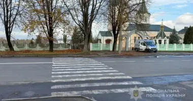 В Луцке водитель сбил на пешеходном переходе двоих детей и сбежал, оставив авто