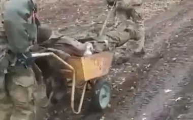 Occupiers haul their dead assault trooper in wheelbarrow on Vovchansk axis. VIDEO