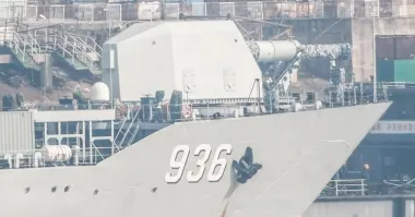 Китай хочет вооружить атомный авианосец электромагнитной пушкой: что не так с этим оружием