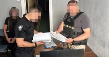 В Харьковской области будут судить правоохранителя, который за 2000 долларов организовал снятие с розыска