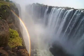 Неожиданный "гость" в кадре: видео туристки у водопада всколыхнуло Сеть