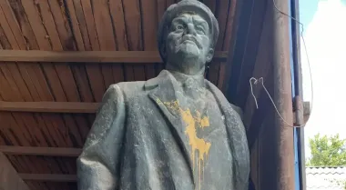 "Не бит, но крашен": в Полтавской области продают бронзовый памятник Ленину (фото)