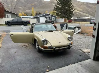 В куче старых листьев и шишек обнаружили культовый коллекционный Porsche 70-х (фото)