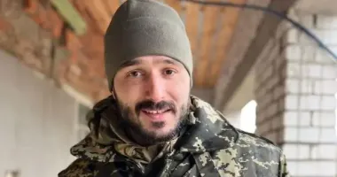 Актер-военный Андрей Фединчик показал, как проходит реабилитацию – его посетила и бывшая жена с сыном