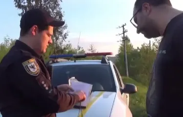 Чого не слід робити, якщо вам виписують штраф: помилка водіїв, яка може призвести до купи проблем