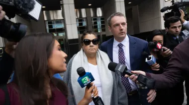 Колишню очільницю апарату губернатора Каліфорнії звинуватили у масштабному шахрайстві