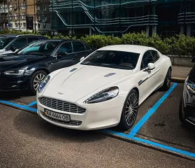 В Киеве заметили редкого британского конкурента Porsche Panamera (фото)