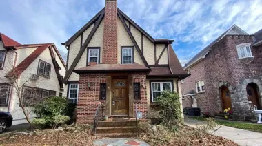 В США за $2,3 млн продают дом, где вырос Дональд Трамп: как он выглядит (фото)