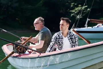 Туристы не поверили глазам, когда в их лодку село существо из "Парка Юрского периода" (фото, видео)