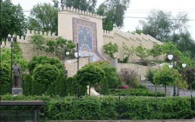 РФ пошкодила посольство Азербайджану у Києві: який вигляд має сквер Алієва (фото, відео)