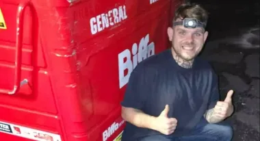 Склад с сокровищами: мужчина зарабатывает на вещах, которые выбрасывают на свалку (фото)