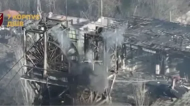 Myrnohrad remains under Ukrainian control: drone destroys Russian flag – video