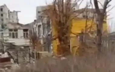 Collaborator and traitor strolls through occupied Bakhmut, filming his hometown destroyed by ruscists: "What beauty! Here is our beloved land". VIDEO