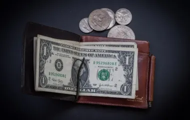 НБУ немного опустил курс доллара на 17 ноября