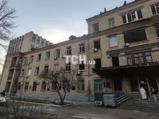 Российским ударом повреждено медицинское учреждение в Киеве: фото последствий